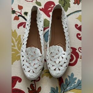 NWT Daisies White Flats